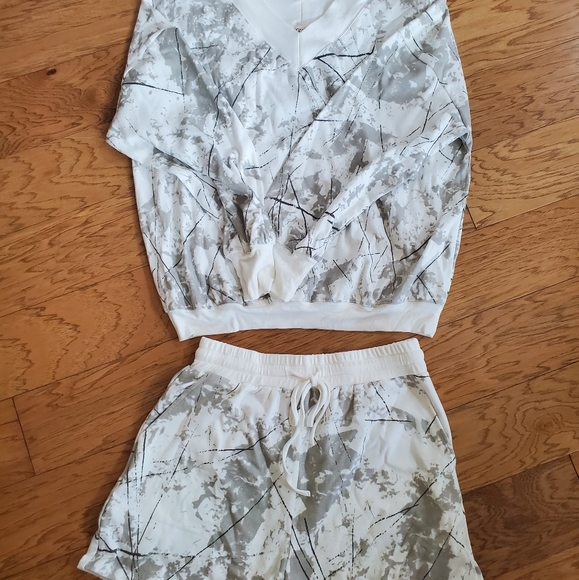 Lounge Set/PJ Set - Picture 4 of 4